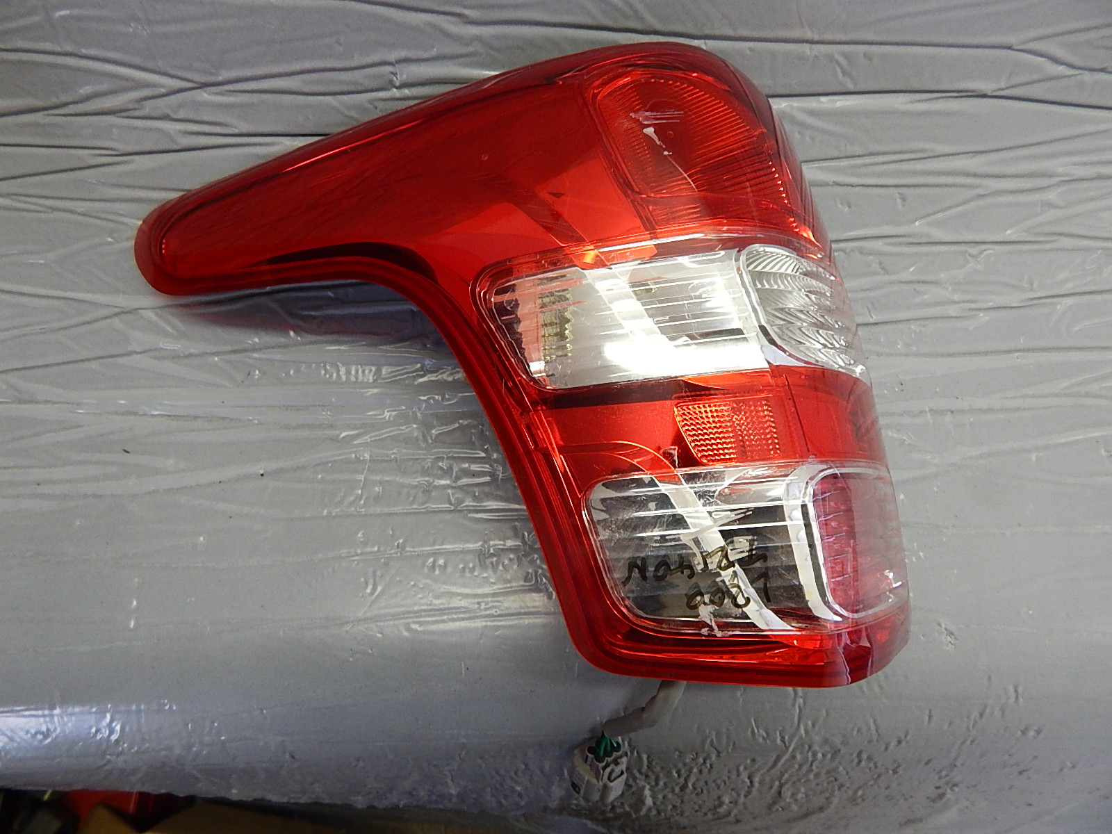 Mitsubishi 8330A943 ZADNÍ SVĚTLO 8330A943 LEVÁ STRANA LEHCE POŠKOZENÉ ...