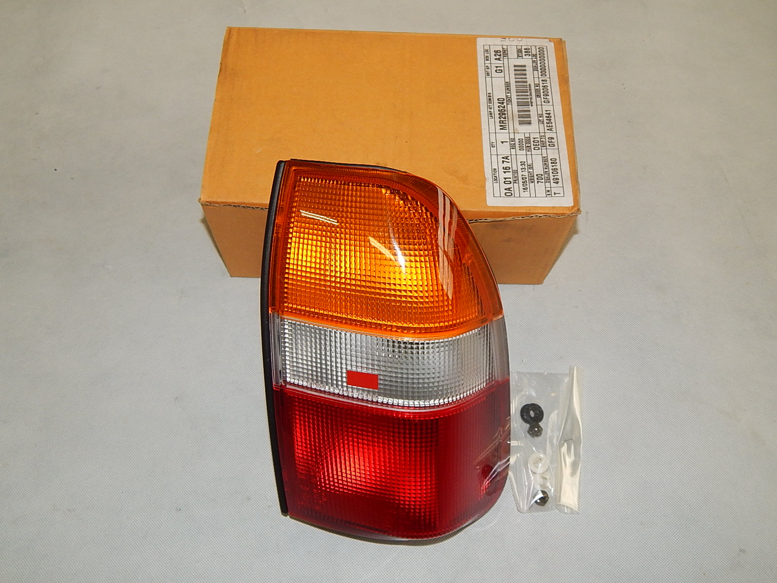 Mitsubishi MR296240 SADA ZADNÍHO PRAVĚHO SVĚTLA MR296240 MITSUBISHI ...