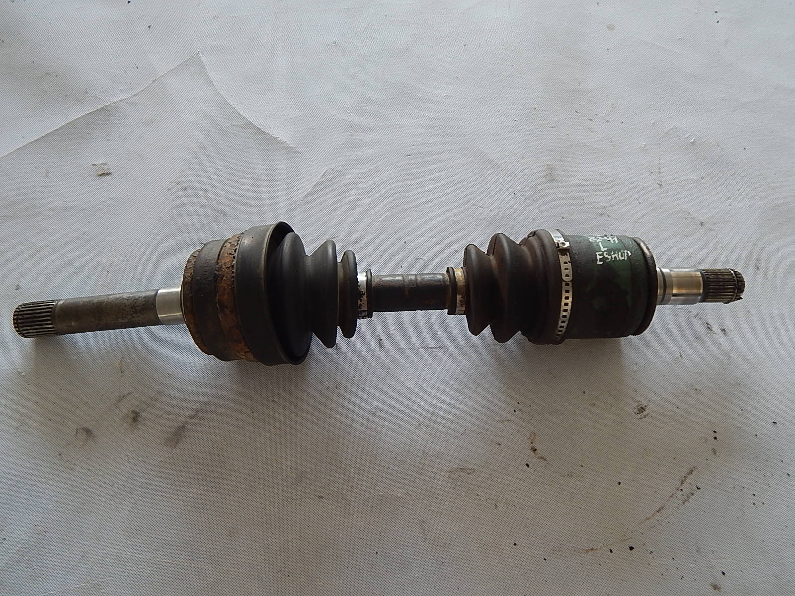 Mitsubishi MB526270 HNACÍ HŘÍDEL PŘEDNÍ NÁPRAVY LEVÁ POLOOSA MB526270 ...