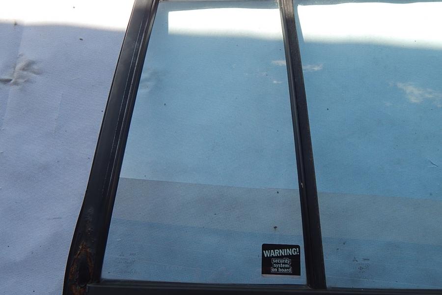 Mitsubishi MB320333 PEVNÉ SKLO OKNO PRAVÝCH ZADNÍCH DVEŘÍ MB320333 ...